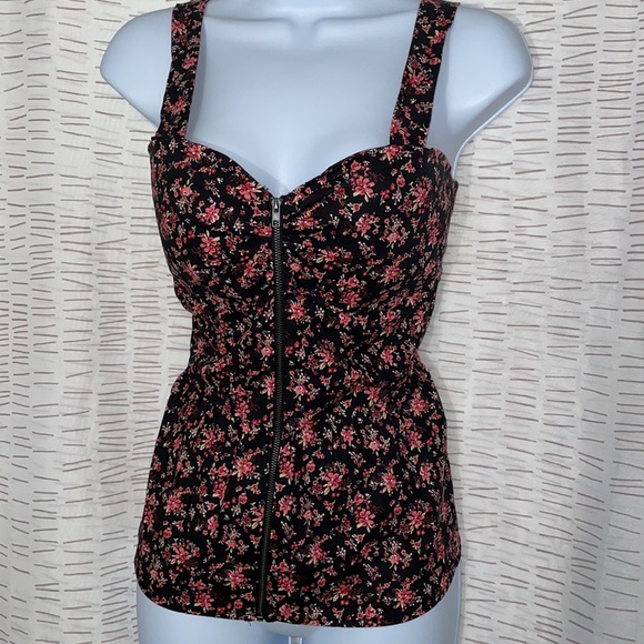 Pink/red floral zip up top with built in padding - Picture 1 of 9